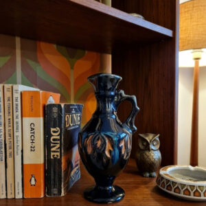 Retro kerámiaváza a könyvespolcon