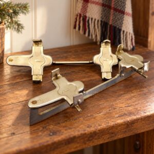 Retro kurblis jégkorcsolyapár fa polcon, téli vintage enteriőrben / Retro clamp-on ice skates on a wooden shelf in a winter vintage interior