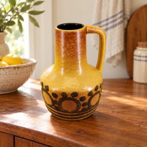 Okkerbarna retro kerámiakancsó sötét virágmintával, rusztikus konyhában / Ochre-brown retro ceramic jug with a dark floral pattern in a rustic kitchen