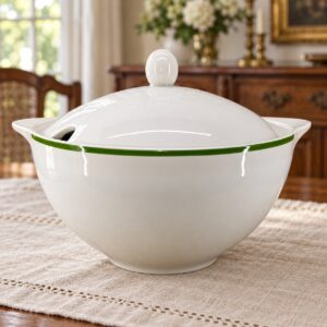 Fehér porcelán levesestál zöld peremmel és fedővel, vintage étkezőasztalon / White porcelain soup tureen with a green rim and lid on a vintage dining table