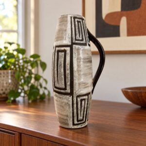 Ziegler Schaffhausen kerámia barna geometrikus mintával, fa komódon / Ziegler Schaffhausen ceramic with a brown geometric pattern on a wooden sideboard