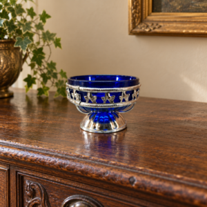 Angol cukortartó kék üvegbetéttel és fémtalppal / English Sugar Bowl with Blue Glass Insert and Metal Base – illusztratív élőkép / illustrative lifestyle image