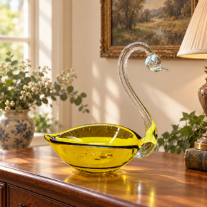 Hattyú alakú üveg asztalközép és kínáló / Swan-Shaped Glass Centrepiece and Serving Dish – illusztratív élőkép / illustrative lifestyle image