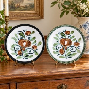 Két kézzel festett BOCH dísztányér / Pair of Hand-Painted BOCH Decorative Plates – illusztratív élőkép / illustrative lifestyle image