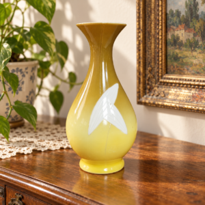 Kézzel festett román porcelánváza / Hand-Painted Romanian Porcelain Vase – illusztratív élőkép / illustrative lifestyle image