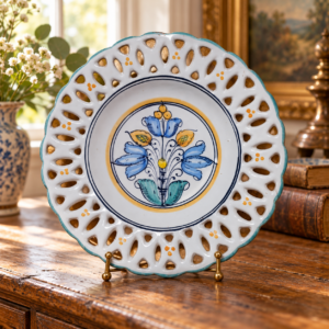 Habán motívumos kerámia dísztányér / Ceramic Decorative Plate with Haban Motifs – illusztratív élőkép / illustrative lifestyle image