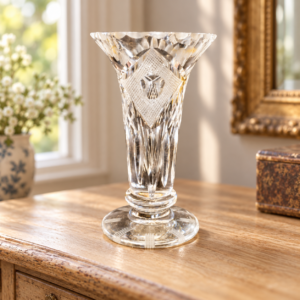 Kisméretű Bohemia kristályváza / Small Bohemia Crystal Vase – illusztratív élőkép / illustrative lifestyle image