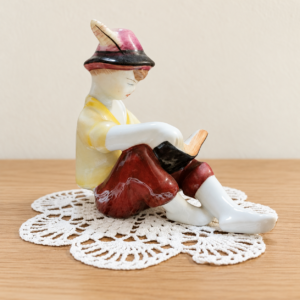 Drasche porcelán olvasó fiú figura / Drasche Porcelain Reading Boy Figurine – illusztratív élőkép / illustrative lifestyle image