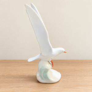 Hollóháza porcelán sirályfigura / Hollóháza porcelain seagull figurine – illusztratív élőkép / illustrative lifestyle image