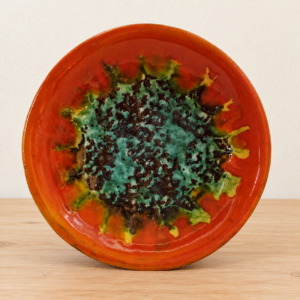 Jelzett kerámia dísztányér / Marked ceramic decorative plate – illusztratív élőkép / illustrative lifestyle image