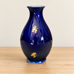 Hollóháza kobaltkék porcelánváza aranymintával / Hollóháza Cobalt-Blue Porcelain Vase with Gold Decoration – illusztratív élőkép / illustrative lifestyle image