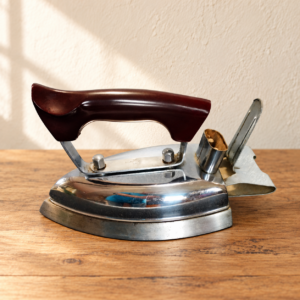Retro elektromos vasaló az 1950-es évekből / Vintage Electric Iron from the 1950s – illusztratív élőkép / illustrative lifestyle image