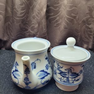 Hagymamintás keleti porcelán teáskanna szűrővel