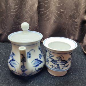 Hagymamintás keleti porcelán teáskanna szűrővel