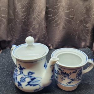 Hagymamintás keleti porcelán teáskanna szűrővel