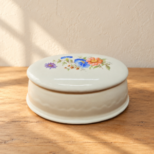Porcelán ékszertartó bonbonier / Porcelain Jewellery Box and Bonbonniere – illusztratív élőkép / illustrative lifestyle image