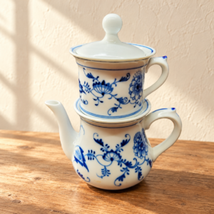 Hagymamintás porcelán teáskészlet szűrővel és csészével / Onion-Pattern Porcelain Tea Set with Strainer and Cup – illusztratív élőkép / illustrative lifestyle image