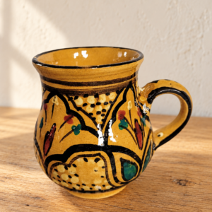 Kézzel festett kerámiabögre / Hand-Painted Ceramic Mug – illusztratív élőkép / illustrative lifestyle image