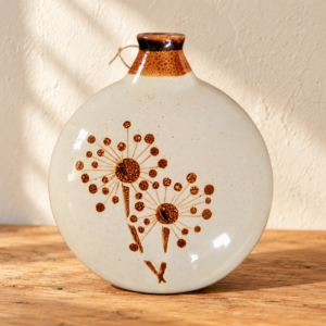 SMF Schramberg kézzel festett majolika kulacsváza / SMF Schramberg Hand-Painted Majolica Flask Vase – illusztratív élőkép / illustrative lifestyle image