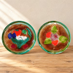 Kondor Éva gyümölcsmintás kerámia falitányérpár / Éva Kondor Fruit-Pattern Ceramic Wall Plate Pair – illusztratív élőkép / illustrative lifestyle image