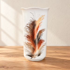 Tollmintás kerámiaváza, 25 cm / Feather-Pattern Ceramic Vase, 25 cm – illusztratív élőkép / illustrative lifestyle image