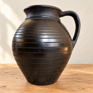 Karcagi fekete kerámiakorsó, 25 cm / Karcag Black Ceramic Jug, 25 cm – illusztratív élőkép / illustrative lifestyle image