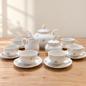 Német aranyszegélyes porcelán teáskészlet / German porcelain tea set with gilt trim – illusztratív élőkép / illustrative lifestyle image