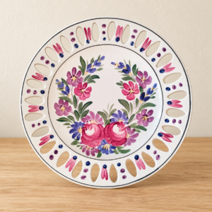 Markov Zlata (Baranyiné) áttört kerámia dísztányér, 28 cm / Markov Zlata (Baranyiné) Pierced Ceramic Decorative Plate, 28 cm – illusztratív élőkép / illustrative lifestyle image