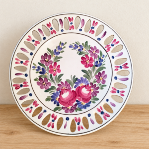 Markov Zlata (Baranyiné) áttört kerámia dísztányér, 28 cm / Markov Zlata (Baranyiné) Pierced Ceramic Decorative Plate, 28 cm – illusztratív élőkép / illustrative lifestyle image