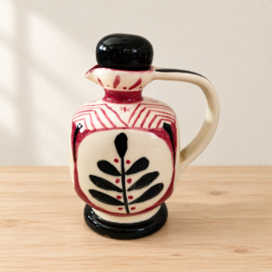 Kerámiaflaska „Helen Kahlin 96” jelzéssel / Ceramic Flask with “Helen Kahlin 96” Mark – illusztratív élőkép / illustrative lifestyle image