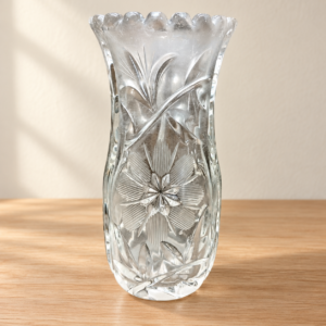 Csiszolt kristályváza, 16,5 cm / Cut Crystal Vase, 16.5 cm – illusztratív élőkép / illustrative lifestyle image