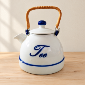 Spanyol porcelán teáskanna / Spanish Porcelain Teapot – illusztratív élőkép / illustrative lifestyle image