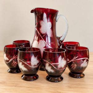 Rubinvörös kristálykészlet hat pohárral és kancsóval / Ruby crystal set with six glasses and jug – illusztratív élőkép / illustrative lifestyle image