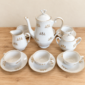 Német aranymintás porcelán mokkáskészlet / German porcelain mocha set with gold decoration – illusztratív élőkép / illustrative lifestyle image