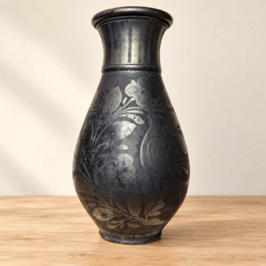 Karcolt virágmintás fekete kerámiaváza „Fazekas” jelzéssel / Black Ceramic Vase with Incised Floral Pattern and “Fazekas” Mark – illusztratív élőkép / illustrative lifestyle image