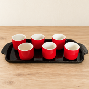 Hat piros Kispest–Gránit pohár fekete tálcával / Six red Kispest–Gránit cups on a black tray – illusztratív élőkép / illustrative lifestyle image