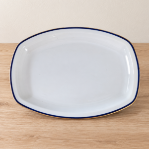 Kék csíkos aranyszegélyes Zsolnay pecsenyéstál / Zsolnay serving platter with blue band and gilt rim – illusztratív élőkép / illustrative lifestyle image