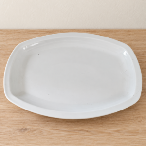 Fehér Zsolnay porcelán pecsenyéstál / White Zsolnay porcelain serving platter – illusztratív élőkép / illustrative lifestyle image