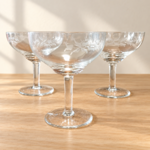 Három csiszolt margarita-pohár / Three cut glass margarita glasses – illusztratív élőkép / illustrative lifestyle image
