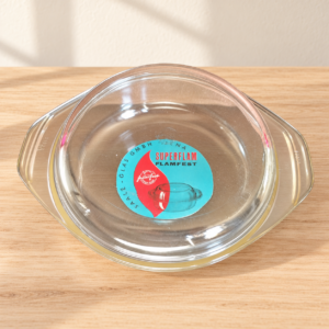 Nagyméretű jénai hőálló üvegtál fedővel / Large Jena Heat-Resistant Glass Casserole with Lid – illusztratív élőkép / illustrative lifestyle image