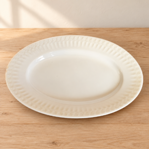 Fehér csehszlovák porcelán pecsenyéstál / White Czechoslovak Porcelain Serving Platter – illusztratív élőkép / illustrative lifestyle image