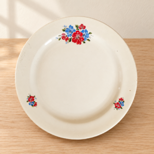 Kispest–Gránit virágmintás kistányér / Kispest–Gránit floral small plate – illusztratív élőkép / illustrative lifestyle image