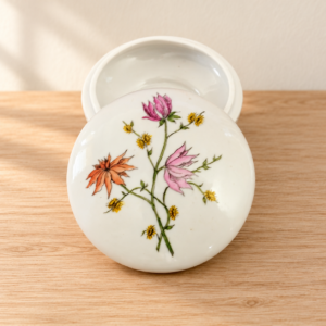 Aquincum virágmintás porcelán bonbonier / Aquincum Floral Porcelain Bonbonniere – illusztratív élőkép / illustrative lifestyle image