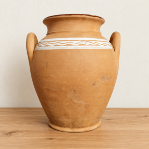 Régi mázas kerámiaszilke / Vintage Glazed Ceramic Storage Jar – illusztratív élőkép / illustrative lifestyle image