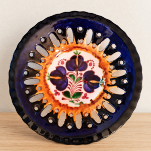 Áttört kerámia dísztál népi motívumokkal / Pierced Ceramic Decorative Dish with Folk Motifs – illusztratív élőkép / illustrative lifestyle image