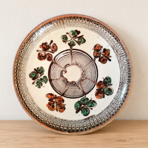 Kézzel festett kerámia falitányér / Hand-Painted Ceramic Wall Plate – illusztratív élőkép / illustrative lifestyle image