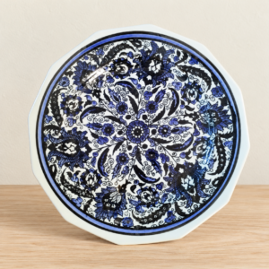 Kézzel festett kék mintás porcelántányér / Hand-painted blue-pattern porcelain plate – illusztratív élőkép / illustrative lifestyle image