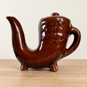 Bolgár kerámia likőrös szarv / Bulgarian Ceramic Liqueur Horn – illusztratív élőkép / illustrative lifestyle image