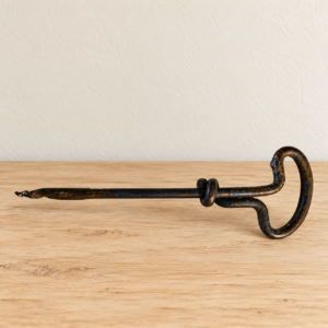 Fém kézi csigafúró hurkolt fogantyúval / Metal hand gimlet with looped handle – illusztratív élőkép / illustrative lifestyle image
