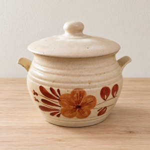 Kőmázas kerámiafazék fedővel / Glazed Ceramic Pot with Lid – illusztratív élőkép / illustrative lifestyle image